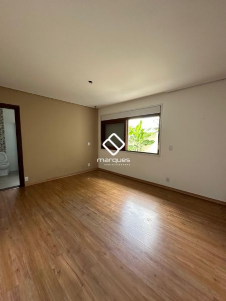 Casa com 4 quartos, 4 banheiros e 250m² à venda no bairro Laranjal, Pelotas