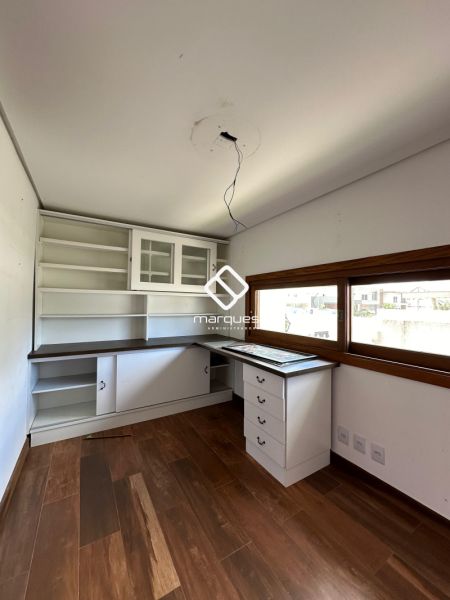 Casa com 4 quartos, 4 banheiros e 250m² à venda no bairro Laranjal, Pelotas