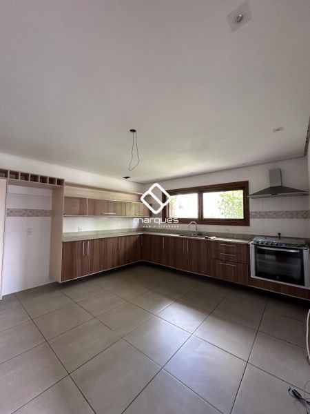 Casa com 4 quartos, 4 banheiros e 250m² à venda no bairro Laranjal, Pelotas