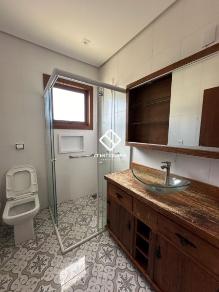 Casa com 4 quartos, 4 banheiros e 250m² à venda no bairro Laranjal, Pelotas