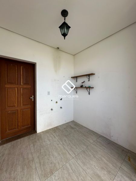Casa com 4 quartos, 4 banheiros e 250m² à venda no bairro Laranjal, Pelotas