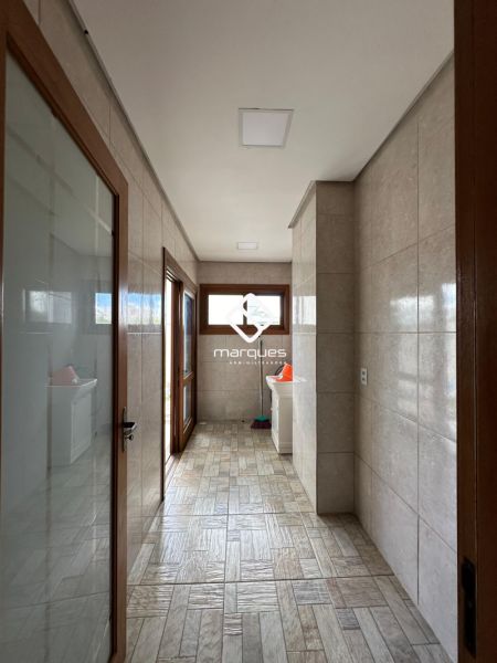 Casa com 4 quartos, 4 banheiros e 250m² à venda no bairro Laranjal, Pelotas