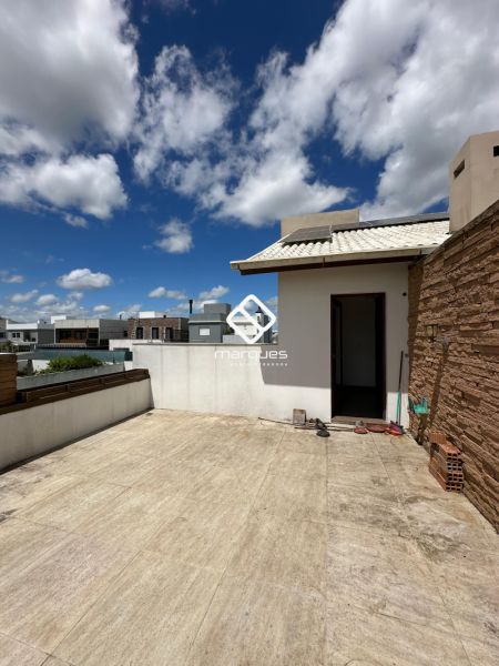 Casa com 4 quartos, 4 banheiros e 250m² à venda no bairro Laranjal, Pelotas
