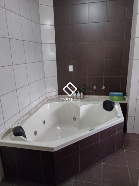 Casa com 3 quartos, 3 banheiros e 285m² à venda no bairro Três Vendas, Pelotas