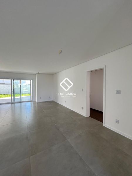 Casa com 3 quartos, 3 banheiros e 195m² à venda no bairro Laranjal, Pelotas
