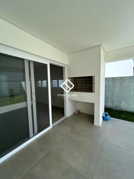 Casa com 3 quartos, 3 banheiros e 195m² à venda no bairro Laranjal, Pelotas
