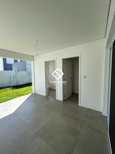 Casa com 3 quartos, 3 banheiros e 195m² à venda no bairro Laranjal, Pelotas