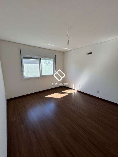 Casa com 3 quartos, 3 banheiros e 195m² à venda no bairro Laranjal, Pelotas
