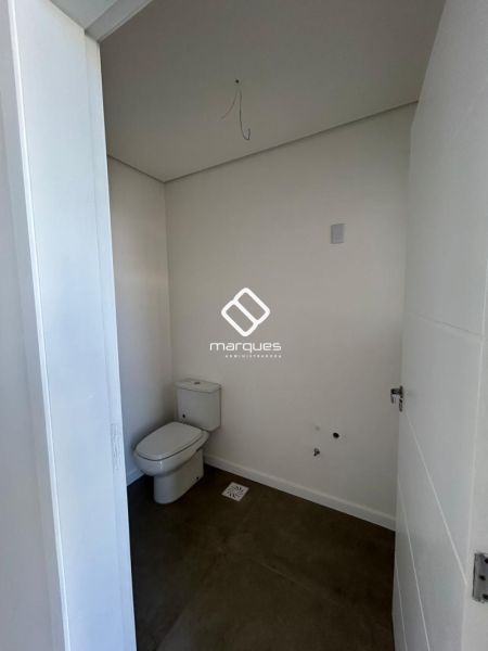 Casa com 3 quartos, 3 banheiros e 195m² à venda no bairro Laranjal, Pelotas