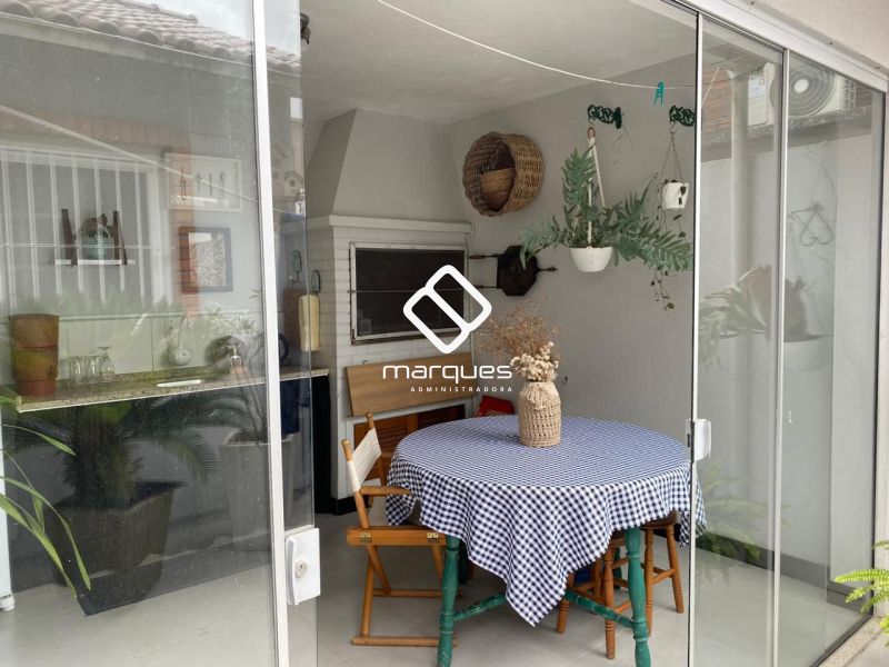 Sobrado com 3 quartos, 2 banheiros e 198m² à venda no bairro Três Vendas, Pelotas