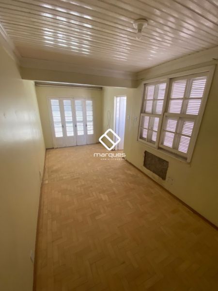 Casa com 3 quartos, 2 banheiros e 142m² à venda no bairro Centro, Pelotas