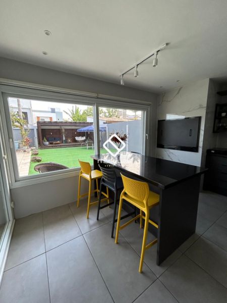 Casa com 3 quartos, 2 banheiros e 265m² à venda no bairro Laranjal, Pelotas