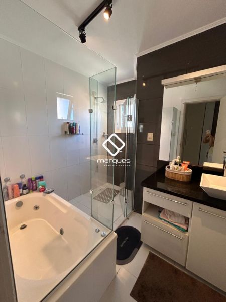 Casa com 3 quartos, 2 banheiros e 265m² à venda no bairro Laranjal, Pelotas
