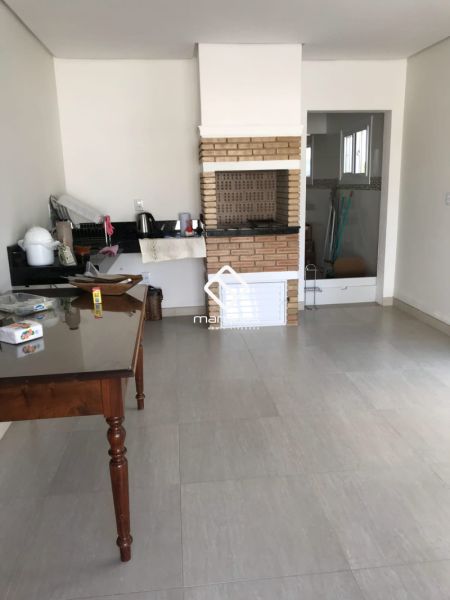 Casa com 3 quartos, 2 banheiros e 175m² à venda no bairro Laranjal, Pelotas