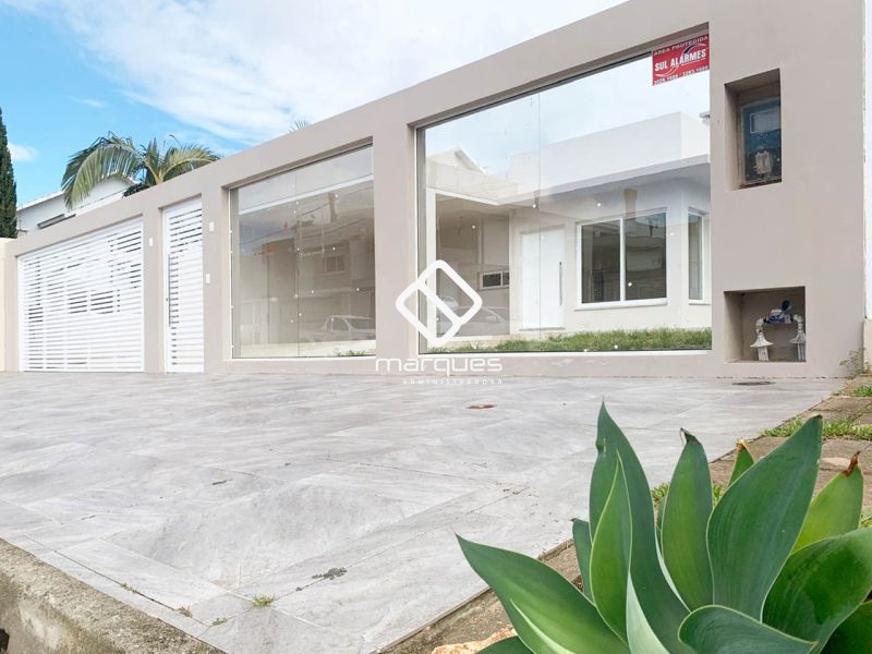 Casa com 3 quartos, 4 banheiros e 180m² à venda no bairro Laranjal, Pelotas