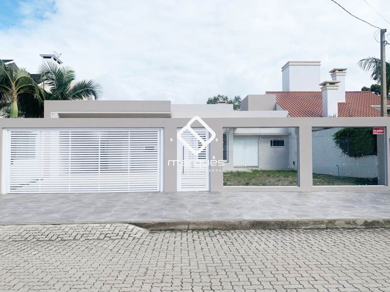 Casa com 3 quartos, 4 banheiros e 180m² à venda no bairro Laranjal, Pelotas