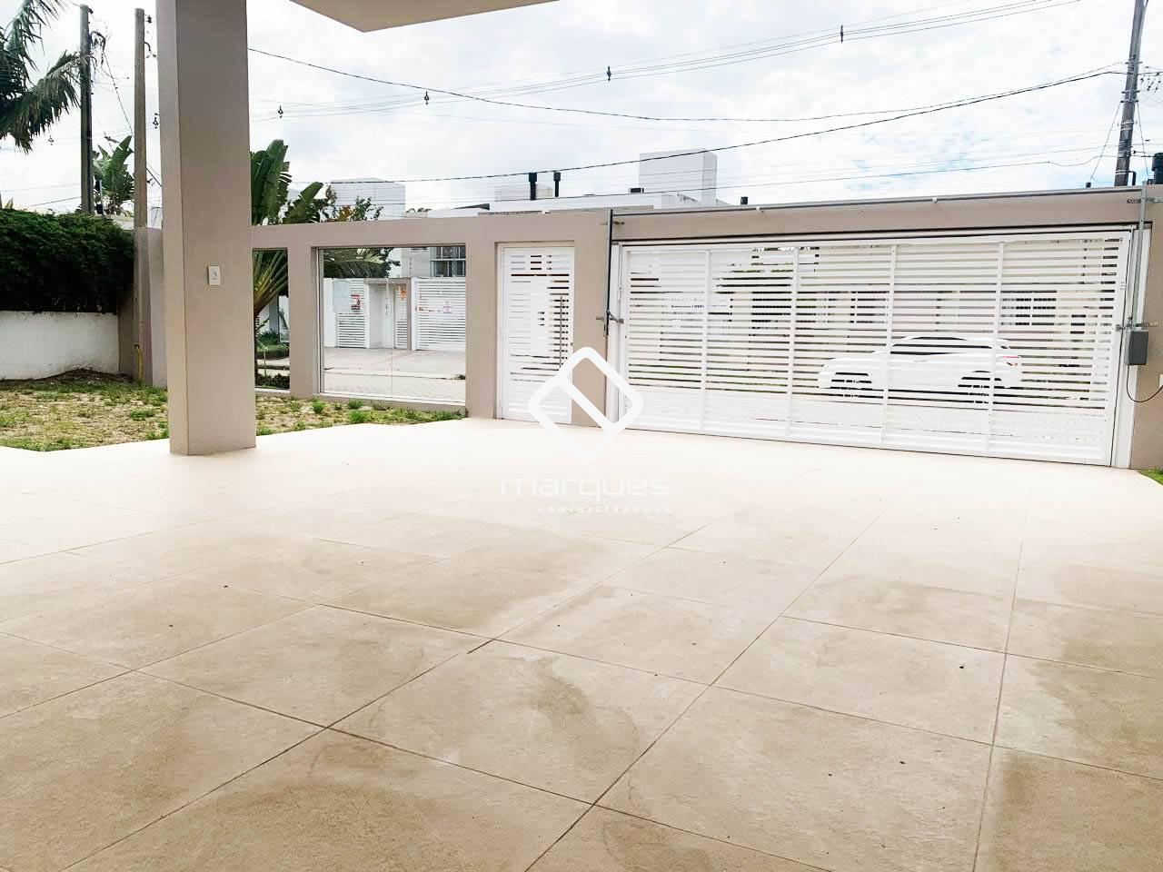 Casa com 3 quartos, 4 banheiros e 180m² à venda no bairro Laranjal, Pelotas