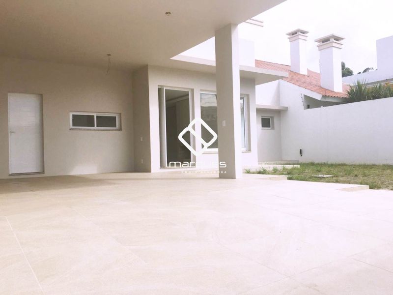 Casa com 3 quartos, 4 banheiros e 180m² à venda no bairro Laranjal, Pelotas