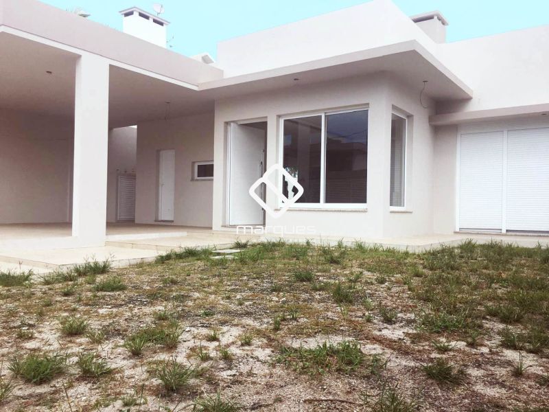Casa com 3 quartos, 4 banheiros e 180m² à venda no bairro Laranjal, Pelotas