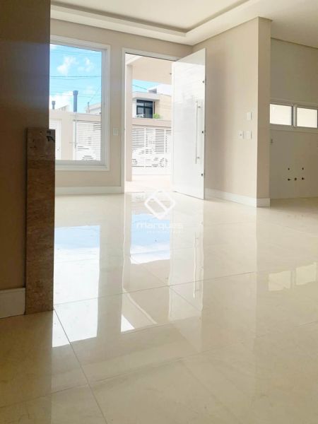 Casa com 3 quartos, 4 banheiros e 180m² à venda no bairro Laranjal, Pelotas