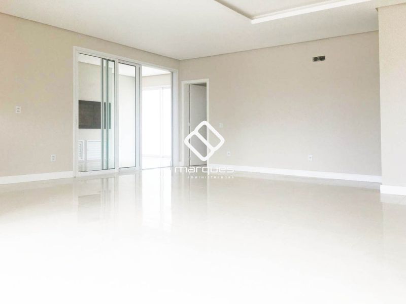 Casa com 3 quartos, 4 banheiros e 180m² à venda no bairro Laranjal, Pelotas