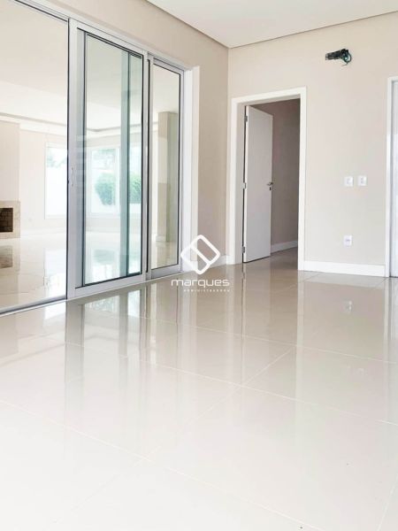 Casa com 3 quartos, 4 banheiros e 180m² à venda no bairro Laranjal, Pelotas