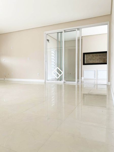 Casa com 3 quartos, 4 banheiros e 180m² à venda no bairro Laranjal, Pelotas