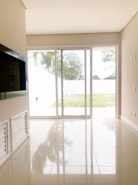 Casa com 3 quartos, 4 banheiros e 180m² à venda no bairro Laranjal, Pelotas