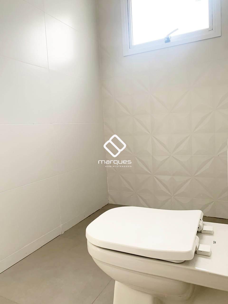 Casa com 3 quartos, 4 banheiros e 180m² à venda no bairro Laranjal, Pelotas