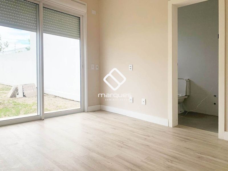 Casa com 3 quartos, 4 banheiros e 180m² à venda no bairro Laranjal, Pelotas