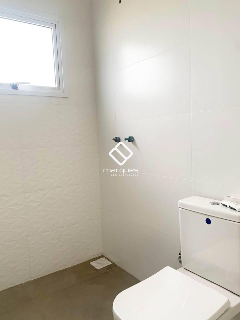Casa com 3 quartos, 4 banheiros e 180m² à venda no bairro Laranjal, Pelotas