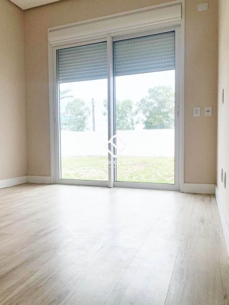 Casa com 3 quartos, 4 banheiros e 180m² à venda no bairro Laranjal, Pelotas
