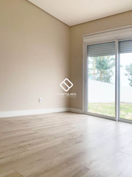 Casa com 3 quartos, 4 banheiros e 180m² à venda no bairro Laranjal, Pelotas