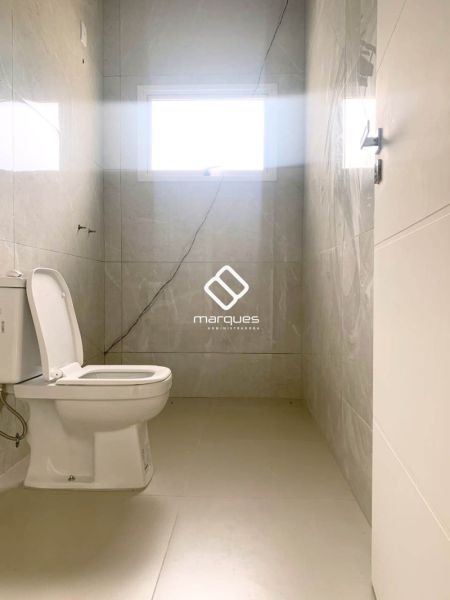Casa com 3 quartos, 4 banheiros e 180m² à venda no bairro Laranjal, Pelotas