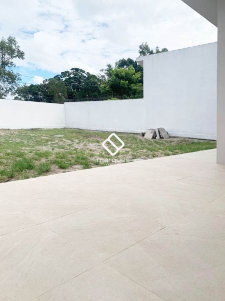 Casa com 3 quartos, 4 banheiros e 180m² à venda no bairro Laranjal, Pelotas