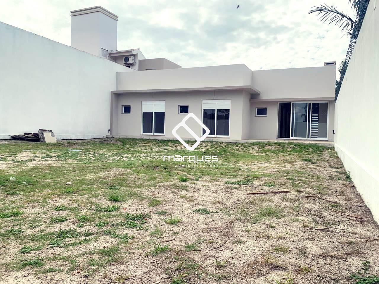 Casa com 3 quartos, 4 banheiros e 180m² à venda no bairro Laranjal, Pelotas