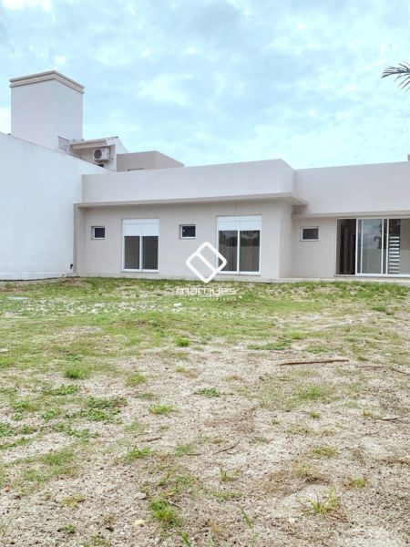 Casa com 3 quartos, 4 banheiros e 180m² à venda no bairro Laranjal, Pelotas