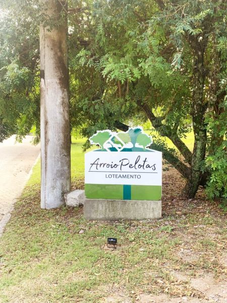 Casa com 3 quartos, 4 banheiros e 180m² à venda no bairro Laranjal, Pelotas