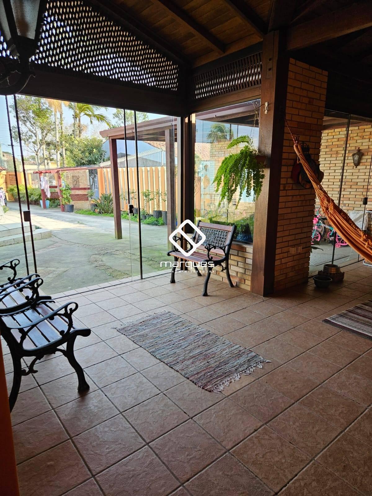 Casa com 4 quartos, 1 banheiro e 255m² à venda no bairro Laranjal, Pelotas