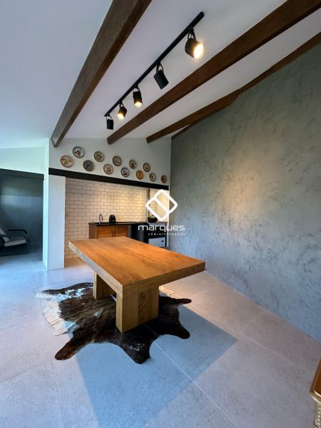 Casa com 3 quartos, 4 banheiros e 190m² à venda no bairro Centro, Pelotas