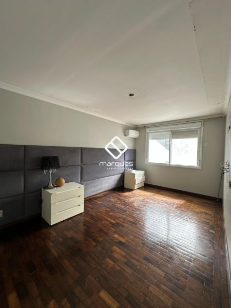 Casa com 3 quartos, 4 banheiros e 190m² à venda no bairro Centro, Pelotas