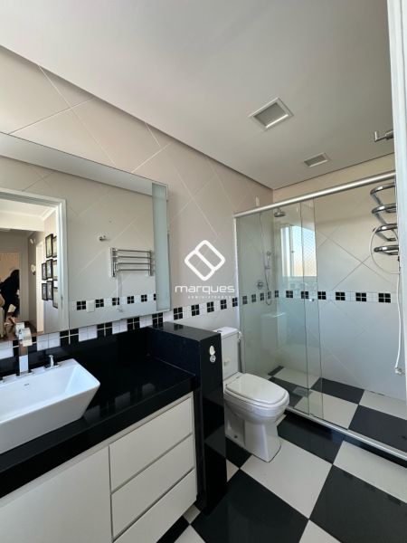 Casa com 3 quartos, 4 banheiros e 190m² à venda no bairro Centro, Pelotas
