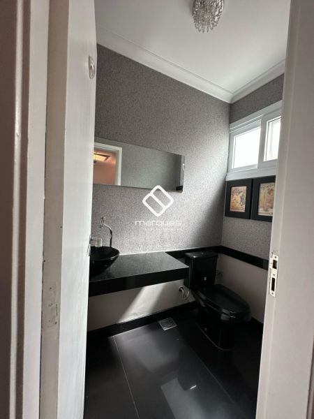 Casa com 3 quartos, 4 banheiros e 190m² à venda no bairro Centro, Pelotas