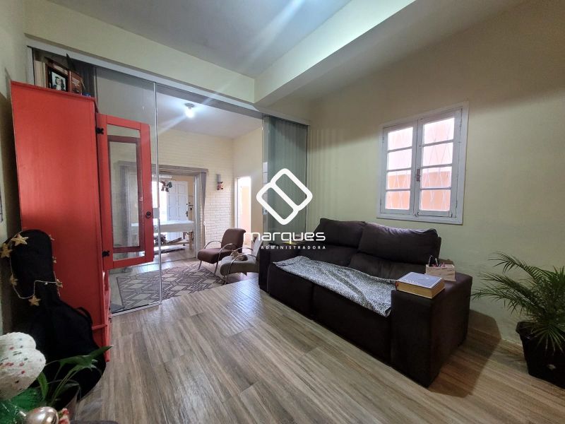 Casa com 3 quartos, 2 banheiros e 183m² à venda no bairro Laranjal, Pelotas