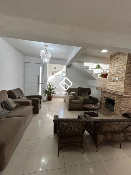Casa com 4 quartos, 2 banheiros e 241m² à venda no bairro Fragata, Pelotas