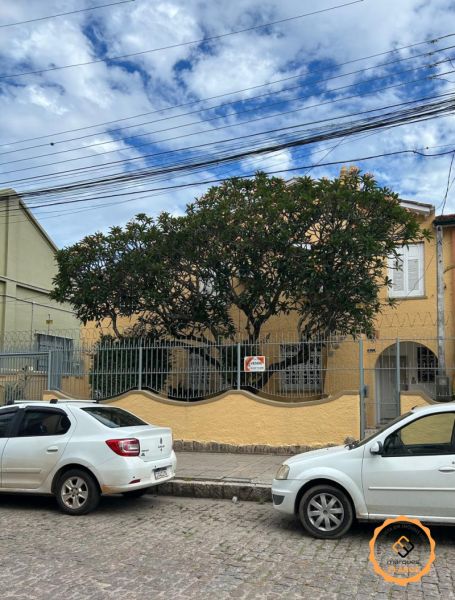 Sobrado com 4 quartos, 2 banheiros e 300m² à venda no bairro Centro, Pelotas