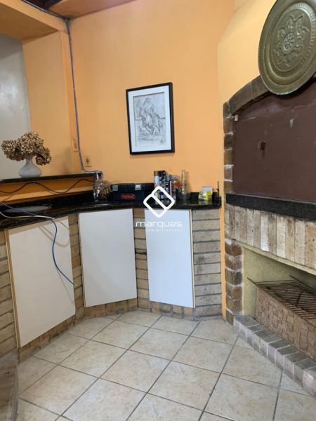 Sobrado com 4 quartos, 2 banheiros e 300m² à venda no bairro Centro, Pelotas