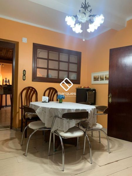 Sobrado com 4 quartos, 2 banheiros e 300m² à venda no bairro Centro, Pelotas