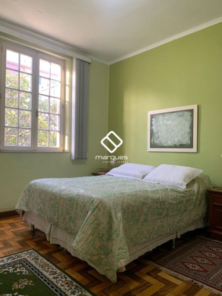 Sobrado com 4 quartos, 2 banheiros e 300m² à venda no bairro Centro, Pelotas