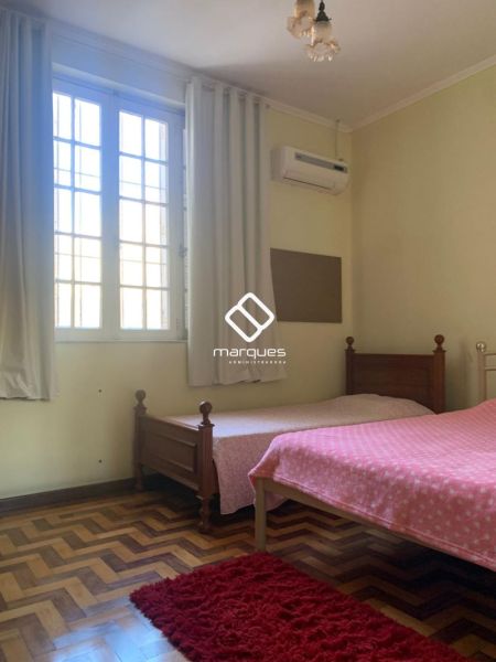 Sobrado com 4 quartos, 2 banheiros e 300m² à venda no bairro Centro, Pelotas